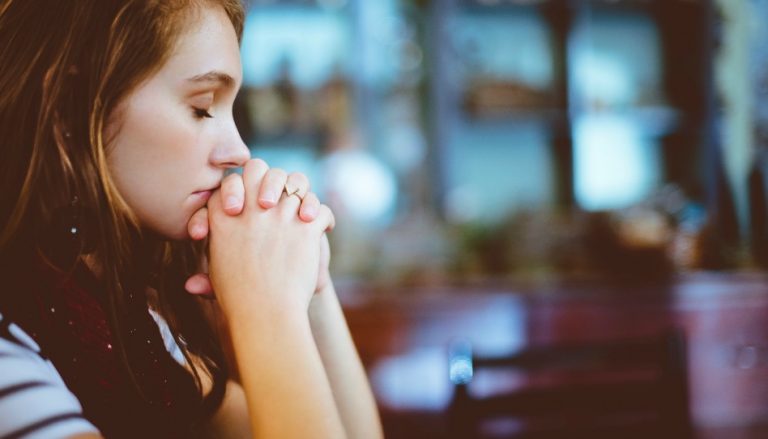 Mädchen betet für Entscheidungen