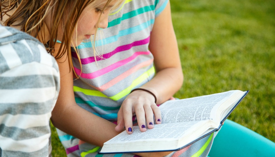 Mädchen lesen in Heiligen Schriften